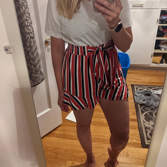 NWT Express Shorts- Size M - Picture 3 of 3